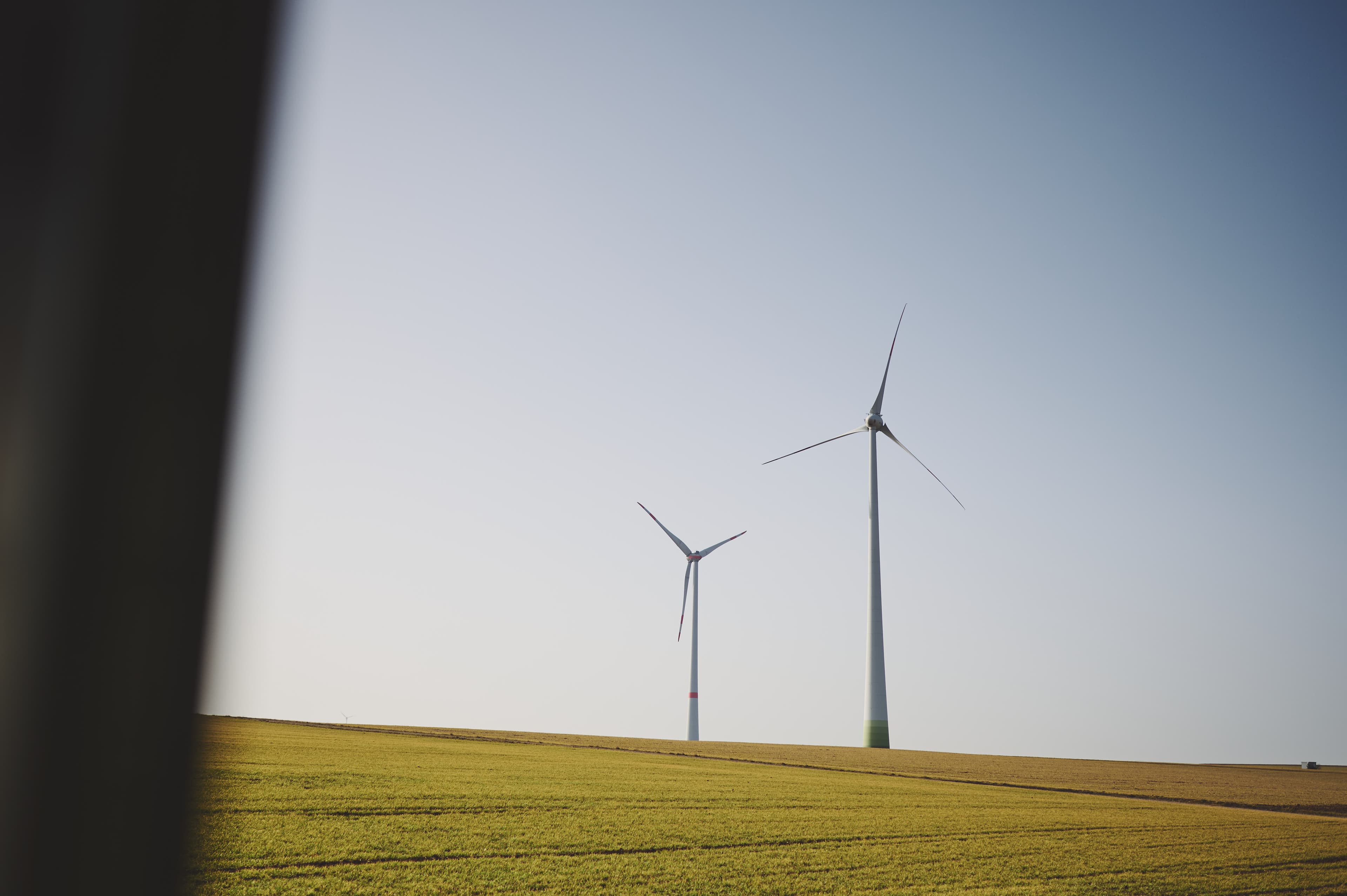 Reportagefoto am Fuß einer modernen Windkraftanlage